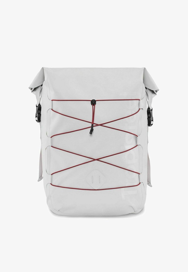 Sac à dos gris à rabat, présentant une texture, des armatures noires et des cordons bungee rouges en motif croisé à l'avant.