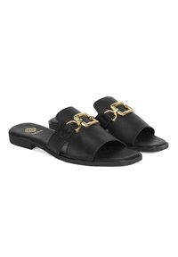 Sandales en cuir noir avec un design à enfiler, larges sangles et une boucle en métal doré. Semelle plate avec une finition texturée.