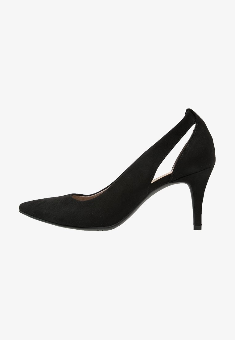 Escarpin à talon haut en daim noir à bout pointu, avec des côtés découpés et un talon stiletto fin.
