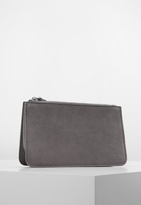 Šedá semišová peněženka obdélníkového tvaru, hladké textury a se zipovým uzavřením. Minimalistický design s čistými hranami a bez viditelného kovového kování.