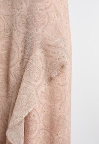Lys rosa stof med et detaljeret paisley mønster i brun og grøn. Har en blød tekstur og flydende, draperede designelementer.