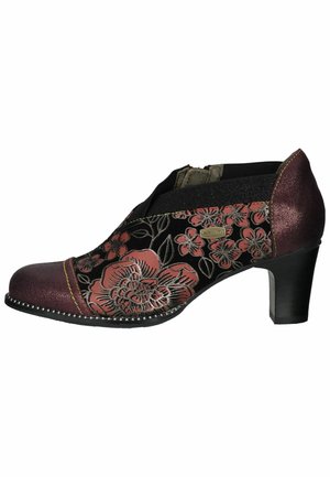 Chaussure à talon avec un motif floral bordeaux et noir, surface texturée et un talon carré noir. Dispose de panneaux latéraux élastiques pour l'ajustement.