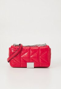 Rote gesteppte Handtasche mit rechteckiger Form, glänzendem Finish, einer Kettenriemen und einem silbernen Metallakzent vorne.