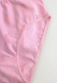Sous-vêtements en coton rose avec un motif de chausson de danse en rose pâle. Bords arrondis avec un délicat galon festonné. Texture douce et lisse.