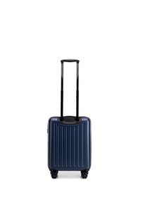 Valigia rigida blu navy con texture a righe verticali, manico nero estraibile e quattro ruote girevoli a 360 gradi per una facile mobilità.
