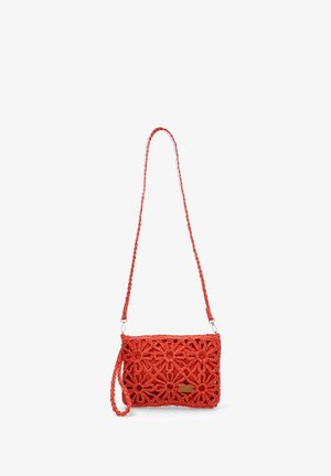 Bolso cruzado de ganchillo rojo con un patrón floral, correa trenzada y herrajes en tono dorado. Forma rectangular compacta con un acabado texturizado.