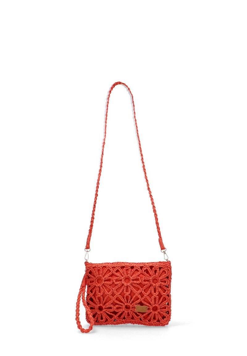 Bolso cruzado de ganchillo rojo con un patrón floral, correa trenzada y herrajes en tono dorado. Forma rectangular compacta con un acabado texturizado.