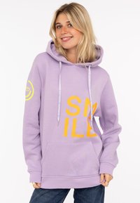 Fioletowy hoodie z dużą żółtą grafiką "UŚMIECH", sznurkami z textem oraz emblematem uśmiechniętej buźki na lewym rękawie. Zawiera kieszeń z przodu.