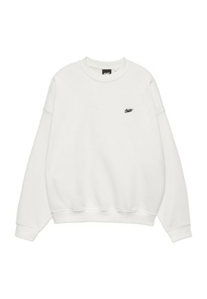 Weißes Sweatshirt mit langen Ärmeln und Rundhalsausschnitt, mit kleinem schwarzem Textlogo auf der linken Brust sowie gerippten Bündchen und Saum.