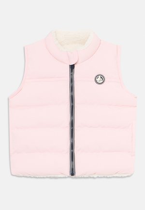 Zachtroze mouwloos gewatteerd vest met een ritssluiting aan de voorkant en een witte fleece voering, voorzien van een klein rond logo met een zeilboot op de borst.