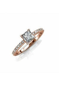 Anello in oro rosa con un grande diamante taglio princess al centro, adornato da diamanti più piccoli lungo la fascia, creando un effetto scintillante.