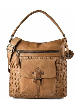 Bolso de hombro de cuero marrón claro con laterales tejidos, bolsillo frontal con hebilla, bolsillo superior con cremallera, correa ajustable y etiqueta redonda con emblema de ancla.