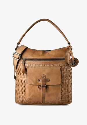 Bolso de hombro de cuero marrón claro con laterales tejidos, bolsillo frontal con hebilla, bolsillo superior con cremallera, correa ajustable y etiqueta redonda con emblema de ancla.