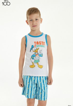 Weißes ärmelloses Shirt mit blauen Akzenten, das eine Cartoonfigur und orangefarbene Schrift zeigt; blau gestreifte Shorts mit kleinen Figurenprints.