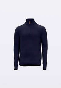 Tumši zils džemperis ar augstu apkakli un pusraženi. Izgatavots no teksturēta trikotāžas auduma ar ribās veidotiem aproču un apakšmalas galiem. Minimālistisks dizains.