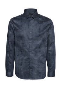 Camisa de manga larga azul marino con un patrón geométrico, cierre de botones y un cuello estructurado de tejido suave.