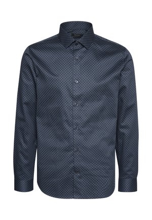 Camisa de manga larga azul marino con un patrón geométrico, cierre de botones y un cuello estructurado de tejido suave.