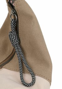 Borsa in tessuto marrone con una superficie liscia, dotata di un tirante per zip intrecciato bianco e nero. Include una chiusura con zip lungo la parte superiore.