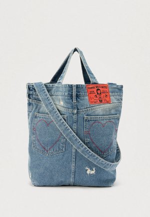 Jeans torbica z dvema žepoma v obliki srca na hrbtni strani, oranžno etiketo, kratkimi ročaji in dolgim nastavljivim trakom. Svetlo modra barva.
