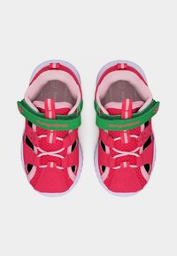 Ζευγάρι από ροζ και πράσινα παιδικά σανδάλια KangaROOS με αυτοκόλλητους ιμάντες και λευκές σόλες, σε άποψη από πάνω σε λευκό φόντο.