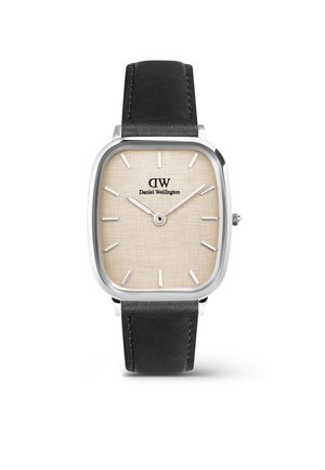 Montre carrée argentée avec cadran beige texturé, index et aiguilles argentés, bracelet en cuir noir, affichant l'heure 10h10, logo Daniel Wellington sous 12 heures.