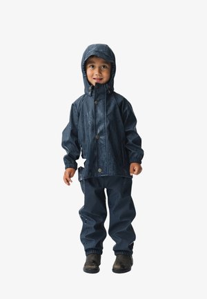 Navy wasserfeste Regenjacke mit passender Hose, ausgestattet mit elastischen Bündchen, Kapuze und Knöpfen. Das Material hat eine strukturierte Oberfläche mit Wassertropfen.