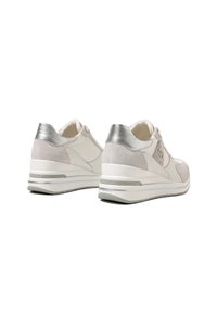 Sneaker bianchi e grigi con un design in suede testurizzato, accenti metallici argento sul tallone e una suola imbottita confortevole.