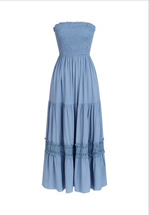 Robe longue bleu clair sans bretelles avec corsage smocké, étages froncés et détails en dentelle autour de la partie inférieure de la jupe.