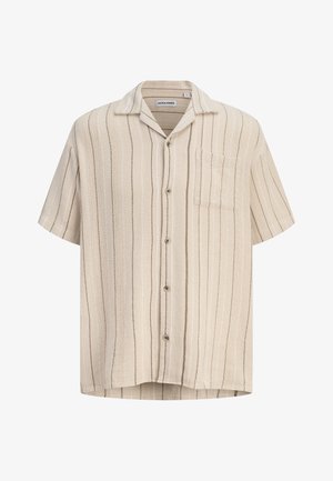 Camicia beige a maniche corte con righe verticali scure e chiare, chiusura con bottoni, colletto e taschino sul petto.
