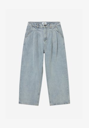 Φαρδιά τζιν παντελόνα σε ανοιχτό γαλάζιο με ψηλή μέση, πιέτες στο μπροστινό μέρος, πλαϊνές τσέπες, θηλιές για ζώνη και κλείσιμο με κουμπί.