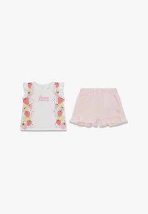 Haut blanc sans manches avec imprimés fraises et fleurs et short rayé rose à volants avec taille élastique pour petite fille.