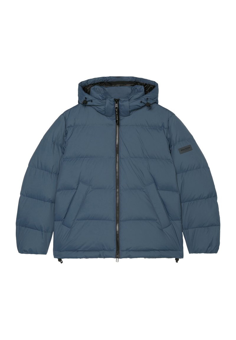 Dunkelblaue Pufferjacke mit hohem Kragen und Kordelzugkapuze, Reißverschluss, zwei Vorderaschen und einem rechteckigen Markenpatch am Ärmel.