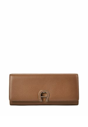 Cartera de cuero texturizado marrón con un cierre plateado en forma de herradura en el centro frontal, mostrada sobre un fondo blanco.