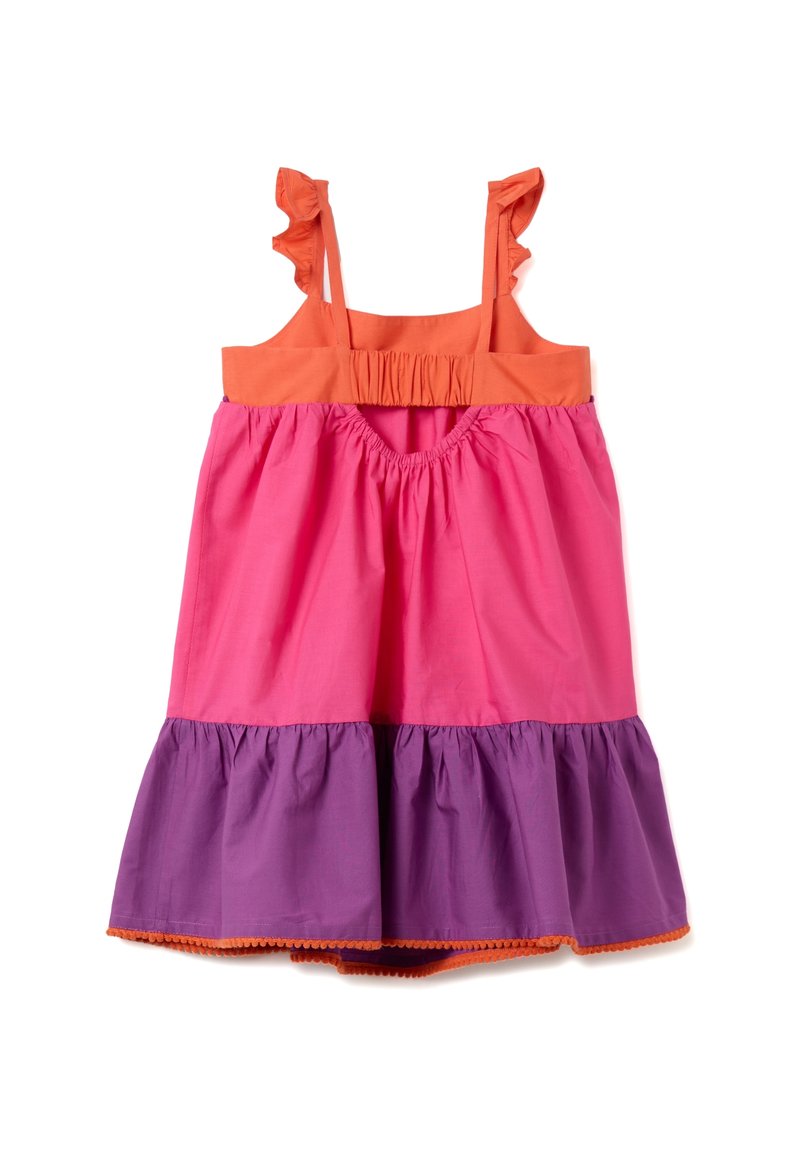 Buntes Kleid mit orangenem Oberteil, fransigen Trägern und einem mehrlagigen Rock in Pink und Lila, mit dekorativem orangefarbenem Saum.