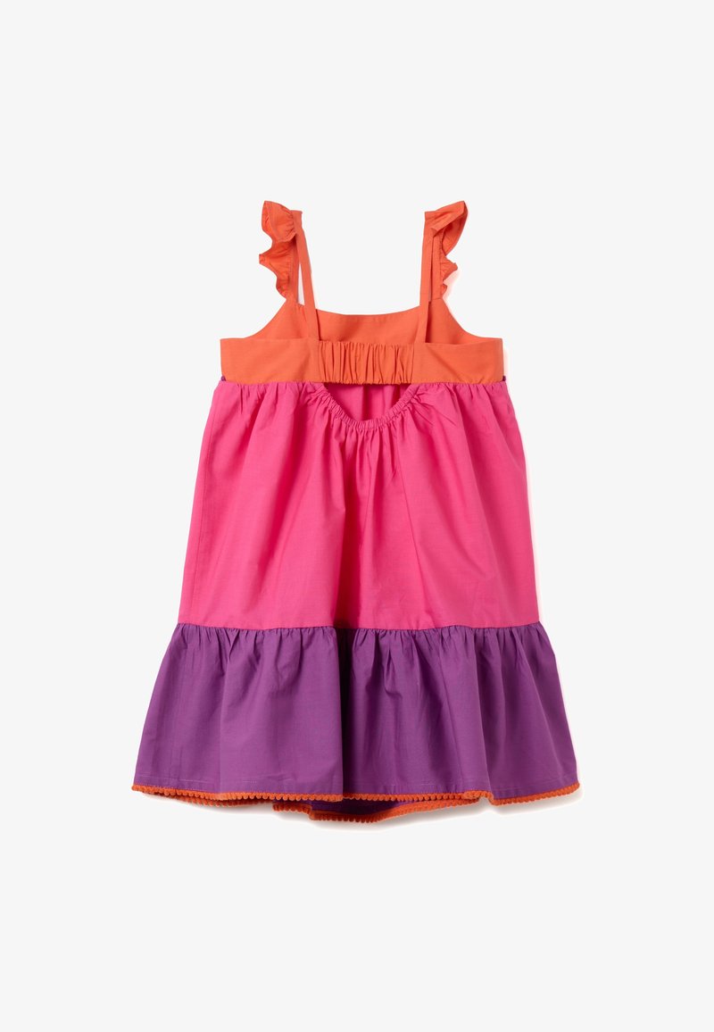 Buntes Kleid mit orangenem Oberteil, fransigen Trägern und einem mehrlagigen Rock in Pink und Lila, mit dekorativem orangefarbenem Saum.