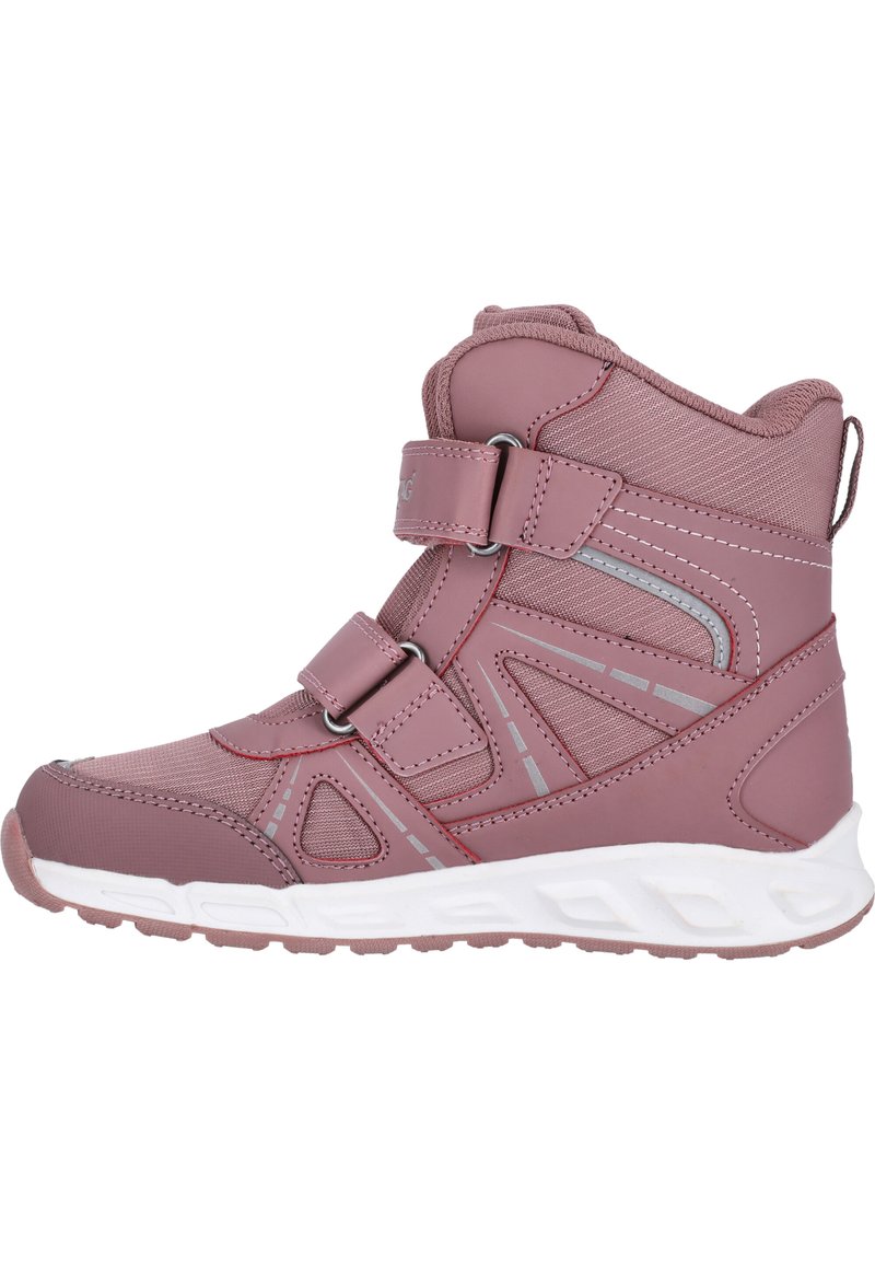 Roze sportboot met een mix van gladde en gestructureerde materialen, dubbele klittenbandsluitingen, reflecterende accenten en een duurzame witte zool.