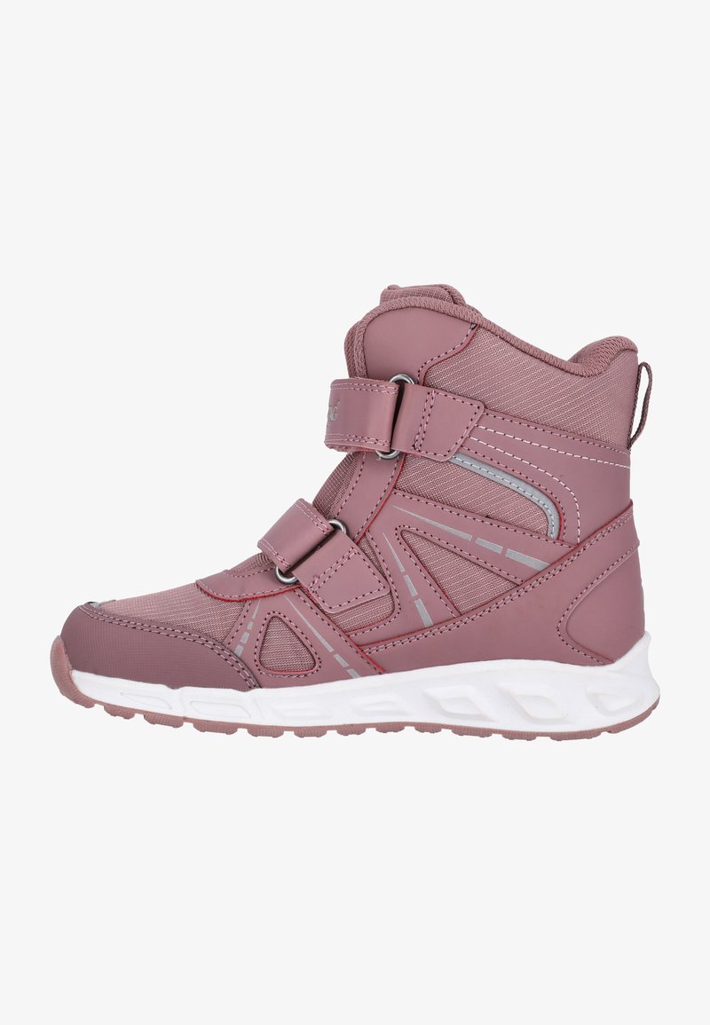 Rosa Sportstiefel mit einer Mischung aus glatten und strukturierten Materialien, doppelten Klettverschlüssen, reflektierenden Akzenten und einer robusten weißen Laufsohle.