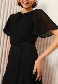 Friends Like These REGULAR FIT - FLUTTER SLEEVE MIDI - Vapaa-ajan mekko - black