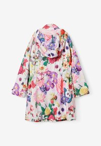 Imperméable à fleurs présentant une variété de fleurs colorées et de papillons, confectionné en tissu léger avec une taille cintrée et une capuche.