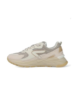 Beige en crème sportieve sneaker met mesh bovenwerk, vetersluiting aan de voorkant, gevoerde zool en gestructureerde buitenzool, gezien vanaf de buitenzijde.