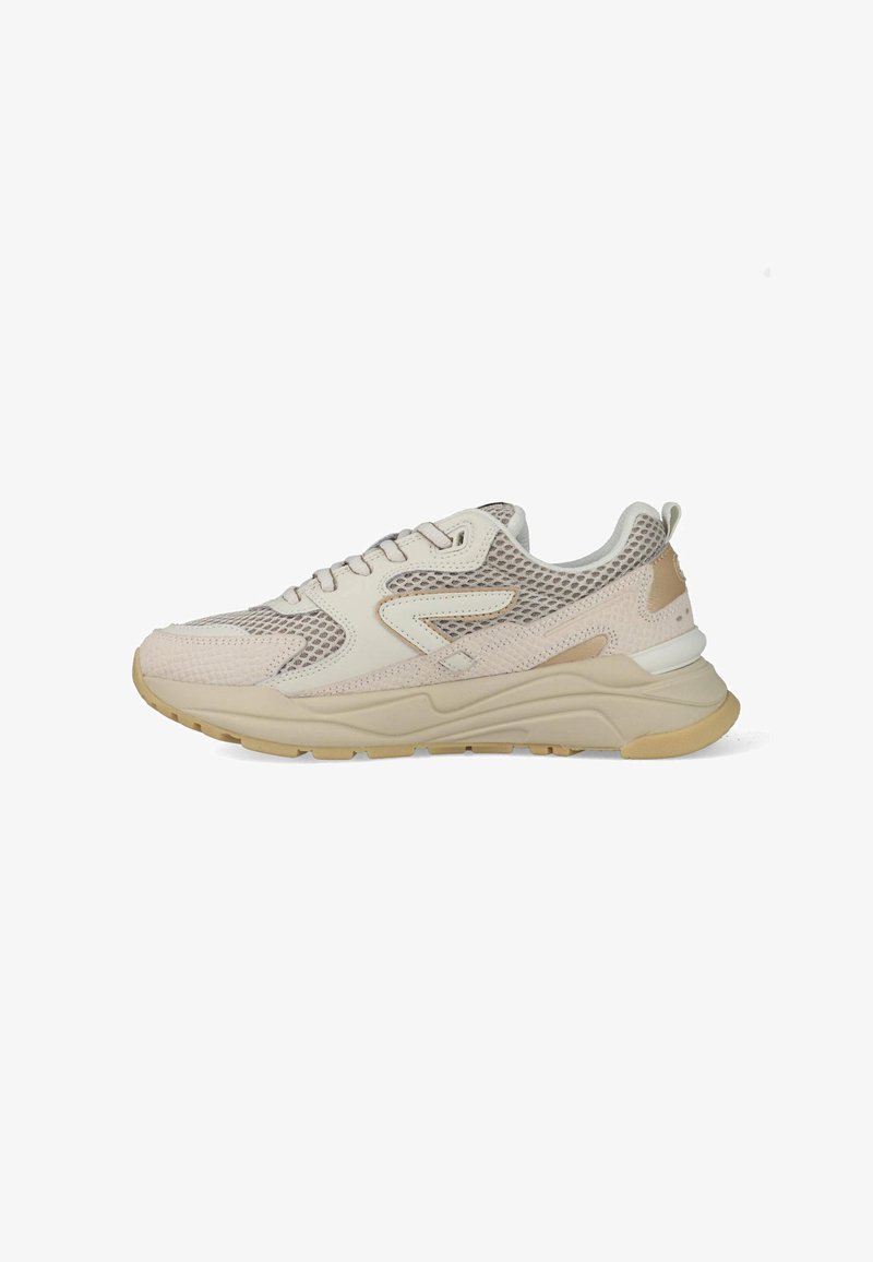 Beige en crème sportieve sneaker met mesh bovenwerk, vetersluiting aan de voorkant, gevoerde zool en gestructureerde buitenzool, gezien vanaf de buitenzijde.