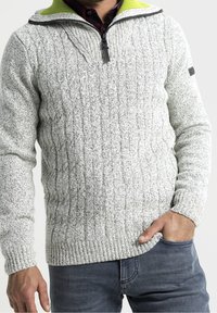 Maglione a collo alto con zip di colore grigio chiaro, lavorato a maglia con un motivo tonalità a trecce e foderato in verde neon. Vestibilità casual con polsini a coste.