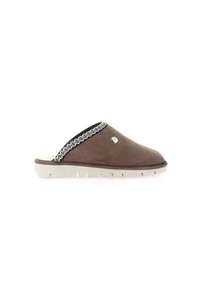 Scarpa slip-on in suede marrone con suola in gomma chiara e accenti intrecciati in bianco e nero lungo l'apertura.