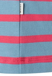 Blauwe en roze gestreepte gebreide top met een geribd textuur, met een klein wit label met de merknaam dat in de zijnaad is genaaid.