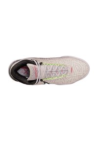 Scarpa sportiva di un beige chiaro con un motivo geometrico, dettagli in verde neon vicino ai lacci, fodera interna nera e firma rossa sulla linguetta.