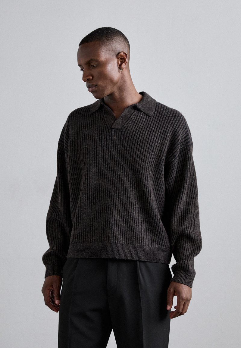 Filippa K Džemper - mocha/navy