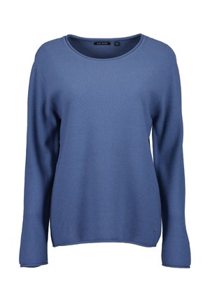 Blauwe gebreide trui met lange mouwen, ronde hals, gestructureerde stof en klein merklipje vlak bij de zoom.
