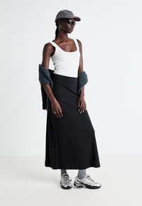 Weekday SIGNE DRAPY SKIRT - Jupe trapèze - black