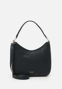 Borsa a spalla in pelle nera con superficie a granello, manico superiore singolo, tracolla regolabile e removibile, e logo dorato "kate spade new york" sul davanti.