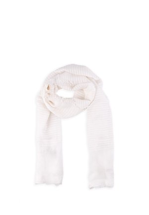 Biały lekki szal z subtelnymi poziomymi paskami, luźno zawiązany i położony płasko na białym tle.